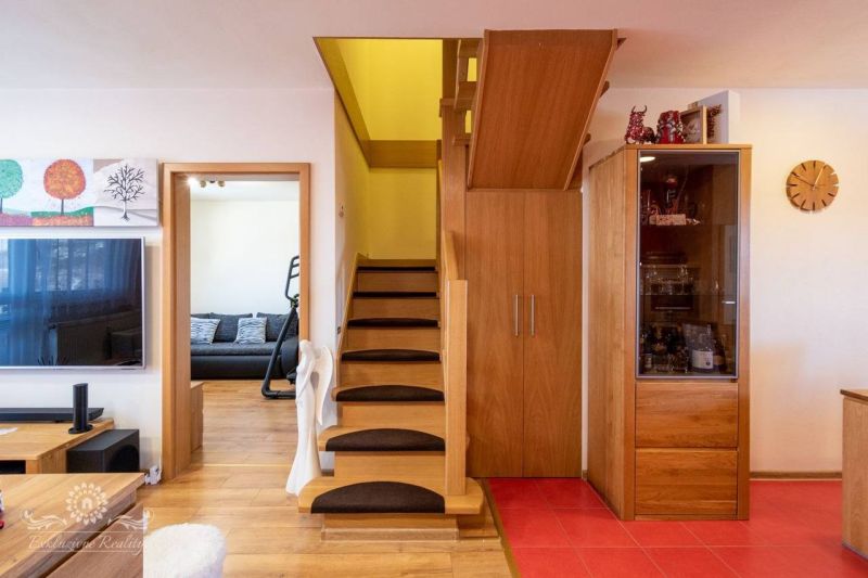 Sale Four+ bedroom apartment, Four+ bedroom apartment, Pullmanova, Pop